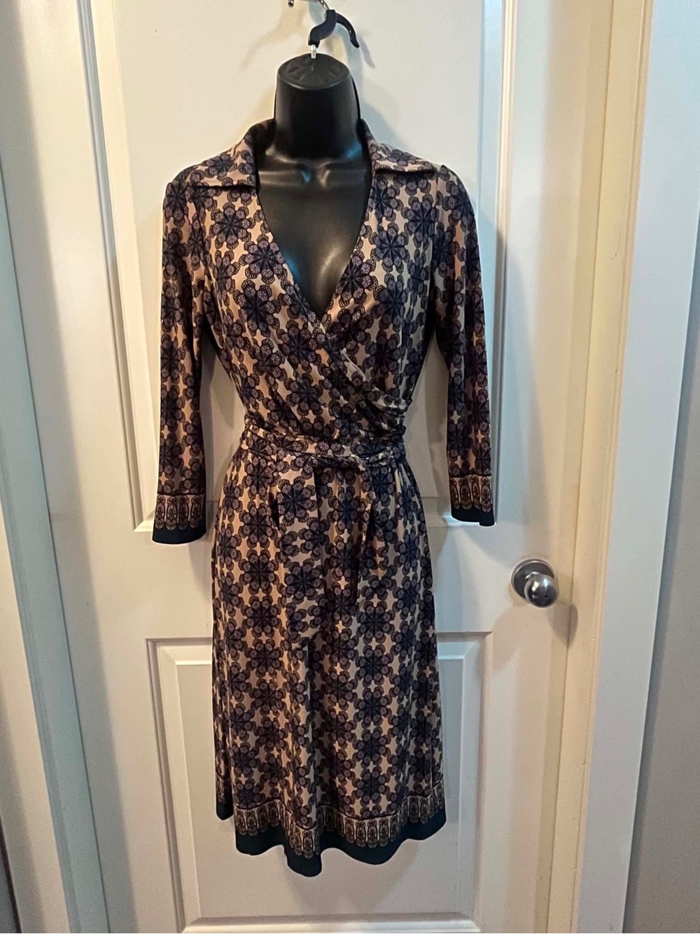London Times Geometric Floral Medallion Wrap Dress Size 6 Long Sleeve Midi⁠ - Picture 4 of 8